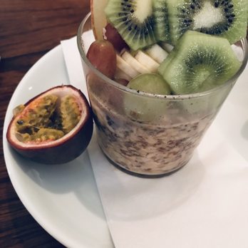 Vinnies Haarlemmerstraat - Overnight oats with fruit - Breakfast & Brunch Near Me - Amsterdam, New Hampshire Vinnies Haarlemmerstraat - Overnight oats with fruit - Breakfast & Brunch Near Me - Amsterdam, New Hampshire