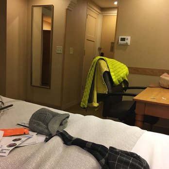 Ambassador Hotel Milwaukee - Desk, full length mirror - Hotels Near Me - Milwaukee, Wisconsin