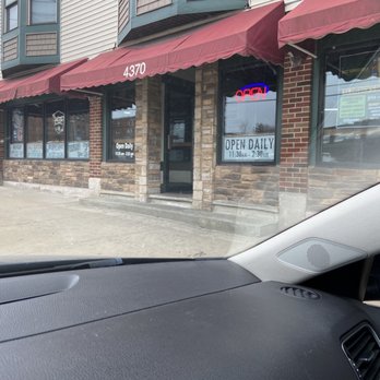 Pearl Road Tavern & Eatery - Front entrance right on Pearl - Bars Near Me - Cleveland, Ohio