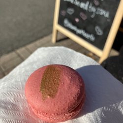 Raspberry macaron