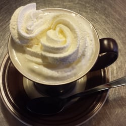 La Gelateria di Barga - Cioccolata calda bianca con panna...squisita!!