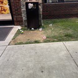 Casey's - Trash at entrance