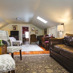 Applewood Manor Inn - Large private sitting area in the Winesap Suite