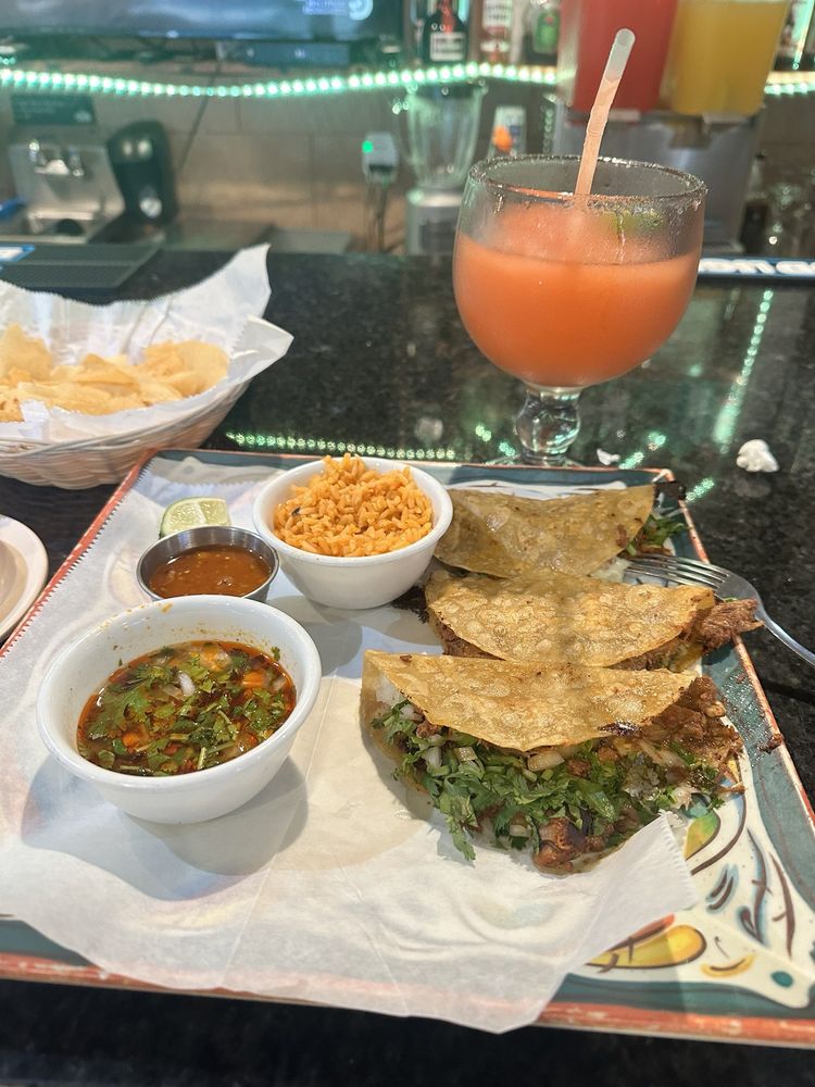 Iguanas Mexican Bar & Grill Logo