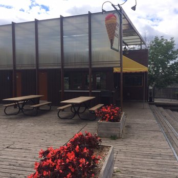 Havre-aux-Glaces - Tables de picnic sur terrasse en face de la creme glacé - Ice Cream & Frozen Yogurt Near Me - Montreal, Quebec Havre-aux-Glaces - Tables de picnic sur terrasse en face de la creme glacé - Ice Cream & Frozen Yogurt Near Me - Montreal, Quebec