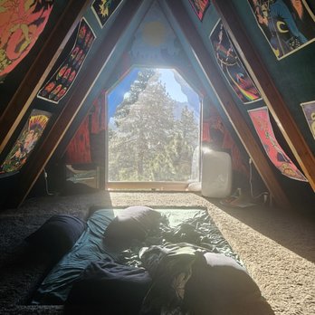 Hicksville Pines - Window no blind - Hotels Near Me - Idyllwild, California