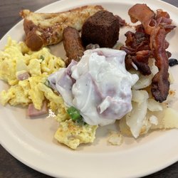 Red Oak Restaurant - Breakfast plate with cream chip beef and French toast