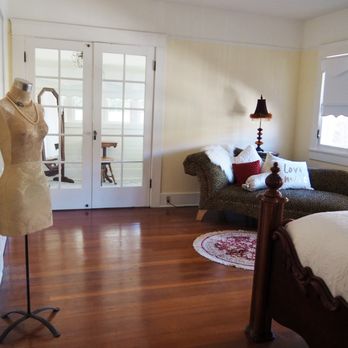 Lady Geneva Bed & Breakfast - Lady Florence Bridal suite with ensuite bathroom - Bed & Breakfast Near Me - Medford, Oregon Lady Geneva Bed & Breakfast - Lady Florence Bridal suite with ensuite bathroom - Bed & Breakfast Near Me - Medford, Oregon