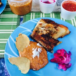 Pollo Brujo - Pollito, frijoles puercos, cebollitas moradas y salsa. Un manjar de dioses