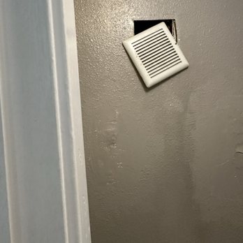 Motel 6 - Exhaust fan for bathroom. Escape hole? - Hotels Near Me - Shreveport, Louisiana