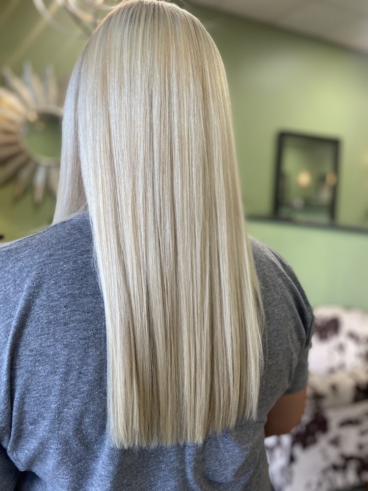 Hair by Tracie Logo