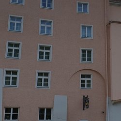 Hotel König - Hotel König unf Einfahrt zum Parkplatz