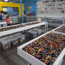 Bricks & Minifigs