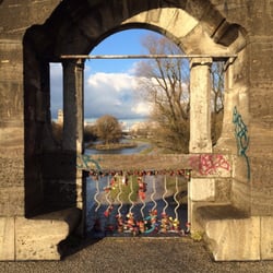 Wittelsbacherbrücke - Einer der torbögen auf der brücke mit blick zur museumsinsel.