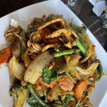 Thai Palace MD - Drunkards Noodles w/ chicken - Thai Near Me - Waldorf, Maryland