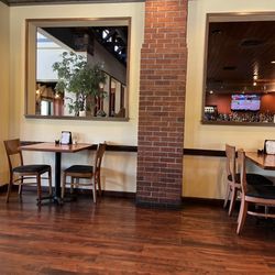 Scordato's Pizzeria - Dining area