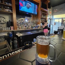 Boomer's Sports Bar & Grill - Bar seating