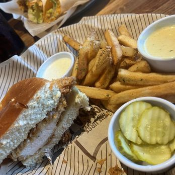 Cheddar's Scratch Kitchen - Chicken sandwich - American Near Me - Independence, Missouri Cheddar's Scratch Kitchen - Chicken sandwich - American Near Me - Independence, Missouri