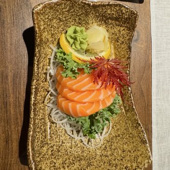Hamaru Sushi - Salmon sashimi - Japanese Near Me - Toronto, Ontario