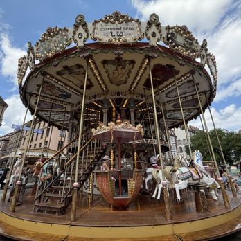 Place Gutenberg - Carousel - Public Plazas Near Me Place Gutenberg - Carousel - Public Plazas Near Me