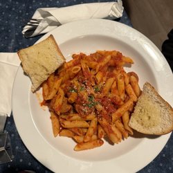 DRoccos Restaurant - Hot Italian sausage pasta with garlic bread