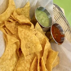 El Guacamole - Complementary tasty chips. : )