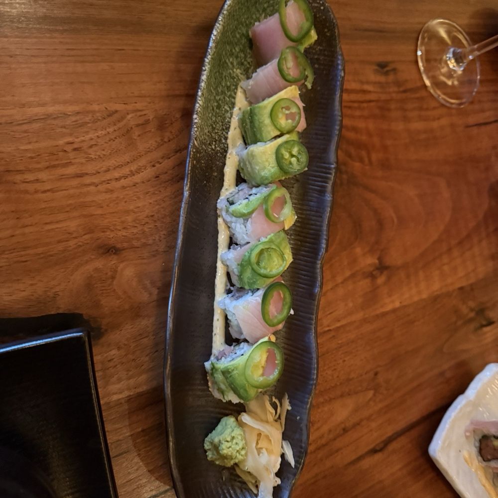 Ozumo - Hamachi roll with jalapeño - Sushi Bars Near Me - San Francisco, California Ozumo - Hamachi roll with jalapeño - Sushi Bars Near Me - San Francisco, California