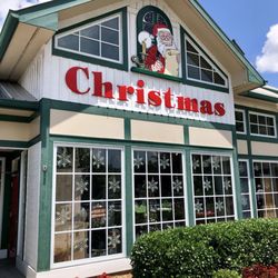 Christmas and Candle Shop At the Apple Barn - Front of store