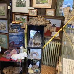 Bradys Village Art Gallery & Rock Shop - Art and rocks everywhere