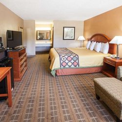 Super 8 by Wyndham Clinton - Guest room
