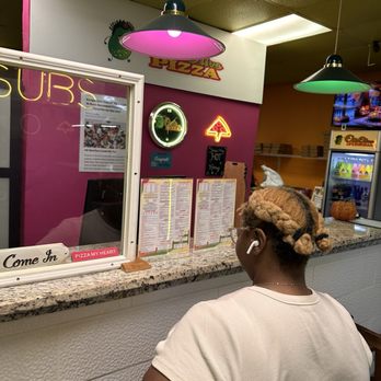 Olli Olive Pizza - Waiting to order - Pizza Near Me - Lauderhill, Florida
