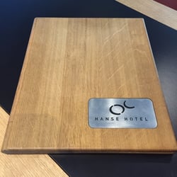Hanse Hotel - Alles andere als normal: die Speisekarte ist aus Holz.