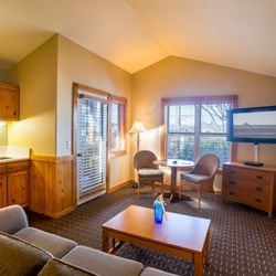 Lighthouse Inn - Living Room, Upper floor pet friendly room