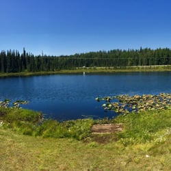 Decanter Inn - Nice little lake
