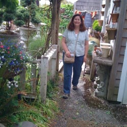 Pacific Crest Cottage - Through the garden