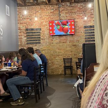 Vinson's Pub And Eatery - Seating area - American Near Me - Clayton, North Carolina Vinson's Pub And Eatery - Seating area - American Near Me - Clayton, North Carolina