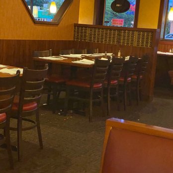 Tony's Pizzeria - Dirty tables and floor during closing - Pizza Near Me - Troy, Michigan