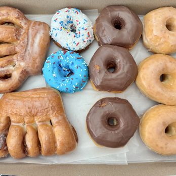 The Perfect Dozen - 09.11.25 what's left before closing... those catcher's mitt claws tho LoL - Donuts Near Me - Lincoln, California