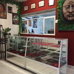 Exiliadoz Bod Mod - Ahora sí. Aquí está la "recepción" y tienda de Exiliadoz, donde puedes preguntar por precios de perfos, tattoos y piezas.