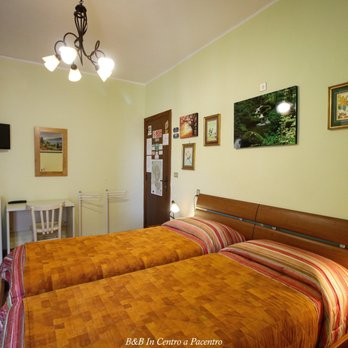 B&B In Centro a Pacentro - Aringhi Room: two single beds and balcony with square view - Bed & Breakfast Near Me - Pacentro, AQ B&B In Centro a Pacentro - Aringhi Room: two single beds and balcony with square view - Bed & Breakfast Near Me - Pacentro, AQ
