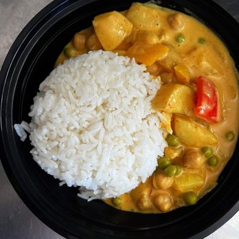 Yim Curry - a bowl of rice and vegetables - Food Trucks Near Me - Ottawa, Illinois