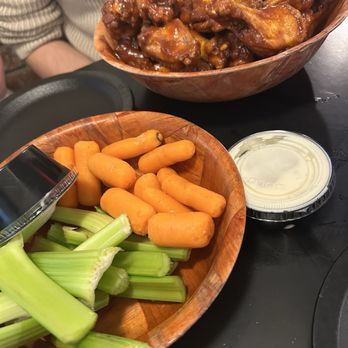Duff's Famous Wings - American Near Me - Amherst, New York
