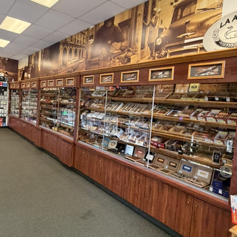 smokey's tobacco and vape Smokey's tobacco and e-cig / Vape Shop in the Strat Resort and Casino Stock  Photo