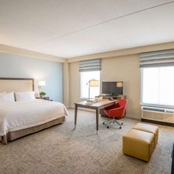 Hampton Inn & Suites Tulsa Downtown - Guest room