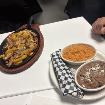 Noah's Restaurant - Chicken fajitas - American Near Me - San Bernardino, California