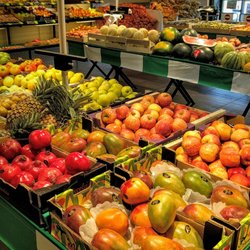 Provenc'Halles - Yes, those are mangoes in the foreground.  And I think those are pomegranates to the left.