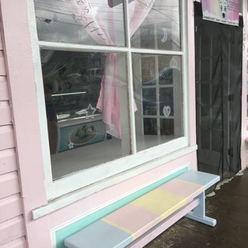 Nicoco - cute bench outside - Gelato Near Me - Hilo, Hawaii
