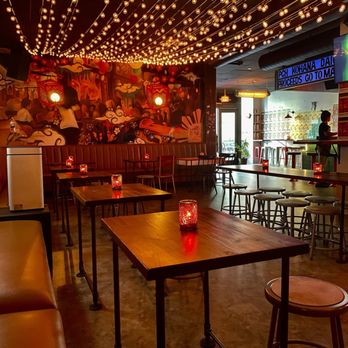 Kona's - Inside - Bars Near Me - San Francisco, California