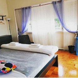 Alto do Estoril Guest House - Family bedroom with shared bathroom.