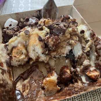 Cinnaholic - Great smoky mountain roll - Desserts Near Me - Knoxville, Tennessee